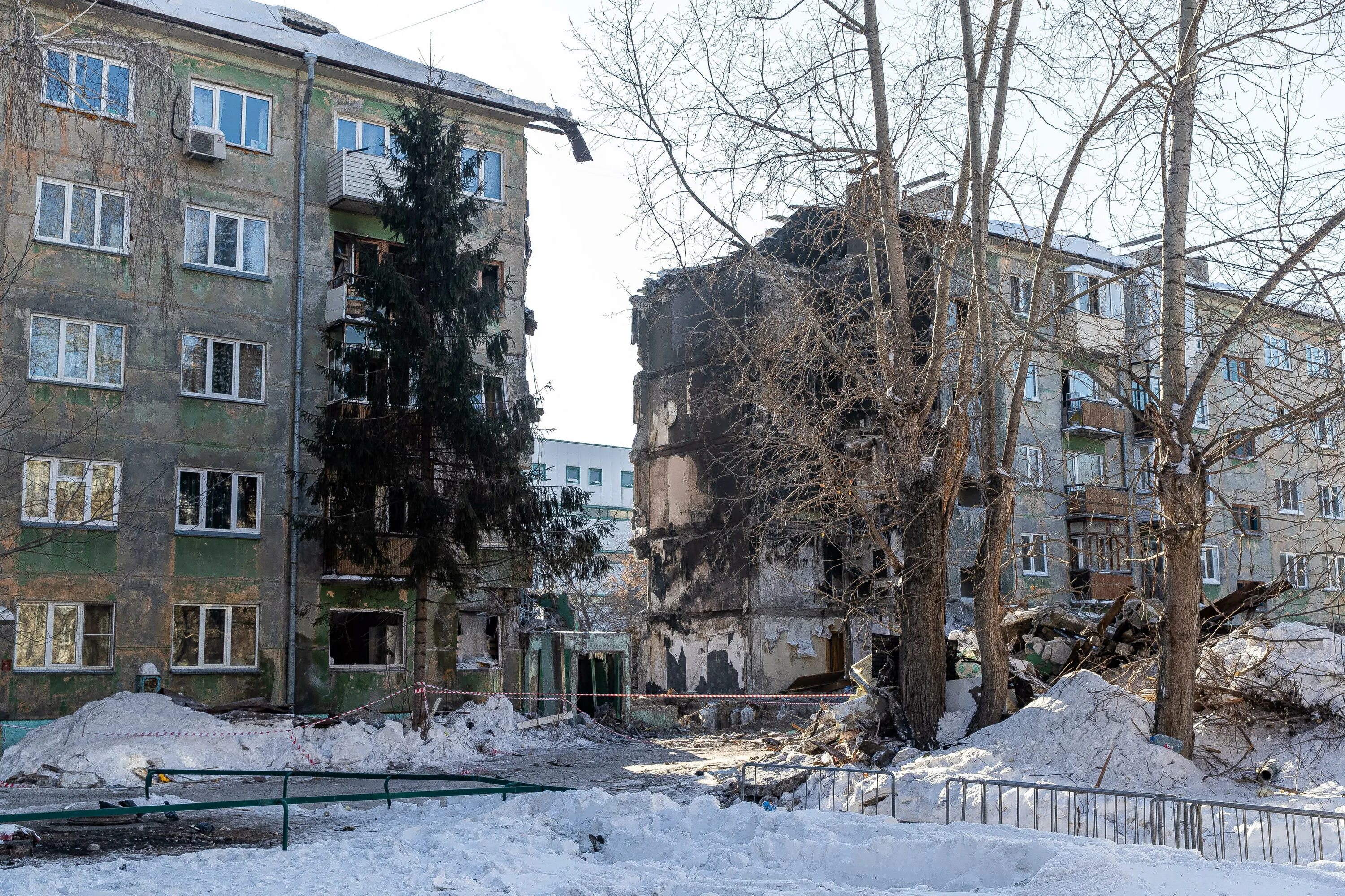 Разрушенные бараки бараки. Дом кондратюка новосибирск. Новосибирск будут сносить. Школу сносят. Снесенный дом.