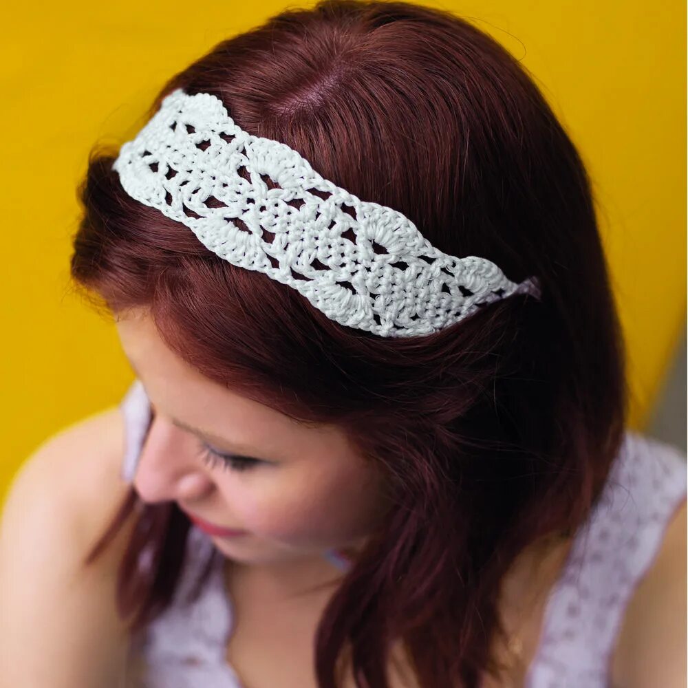 Связанные аниме девушки. Ажурная повязка на голову крючком для девочки. Новогодний костюм крючком. Аниме. Девочка вязала ленточку.