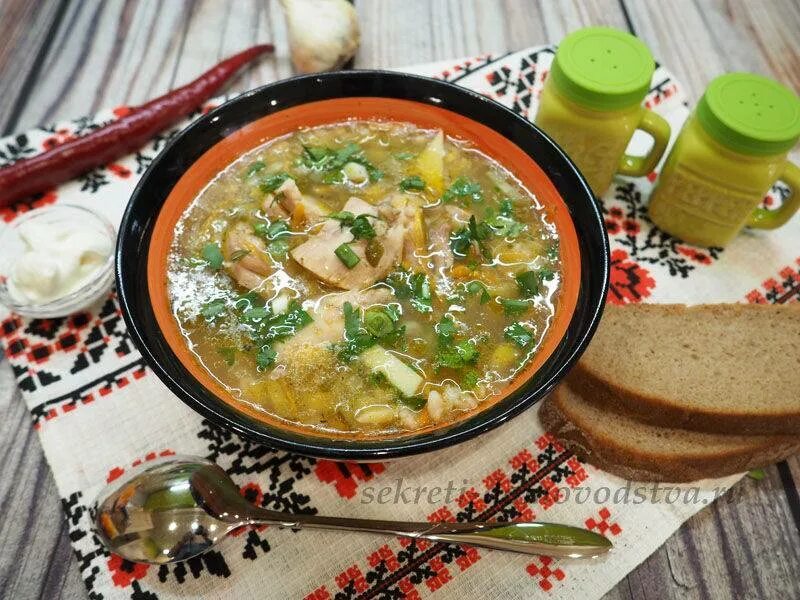 Рассольник с перловкой. Суп с перловкой и солеными огурцами. Рассольник с курицей. Рассольник на курином бульоне. Обед рассольник