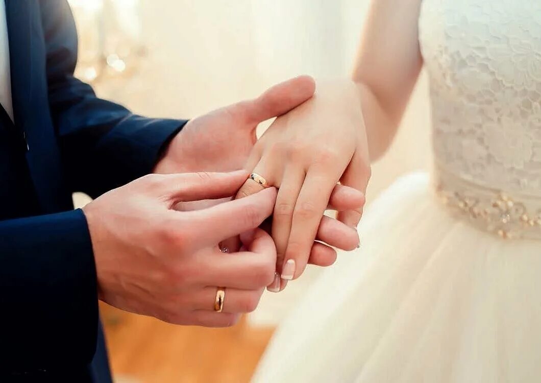 Супружество какое. Надевает кольцо. Жених надевает кольцо невесте. Кольца жениха и невесты. Свадебные кольца на руках.