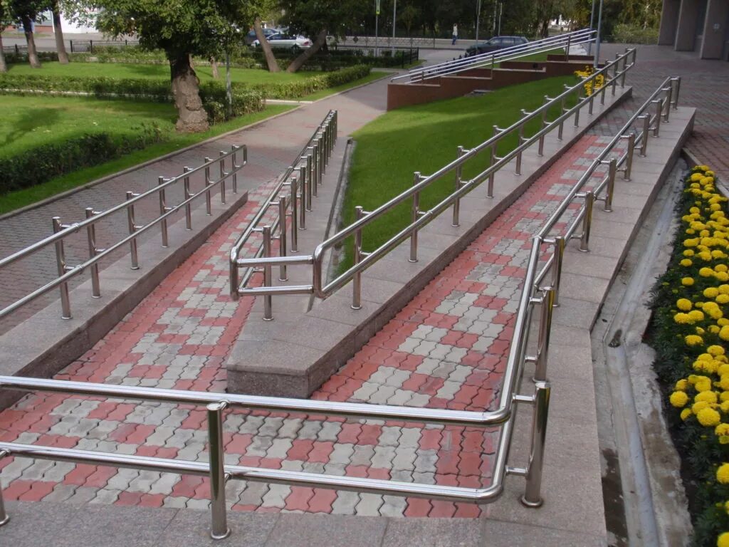 Лестничные пандусы для инвалидов. Лестница пандус парк горького. пандус для мгн в парке. пандусы для маломобильных групп населения в парке. пандусы парк капотня.