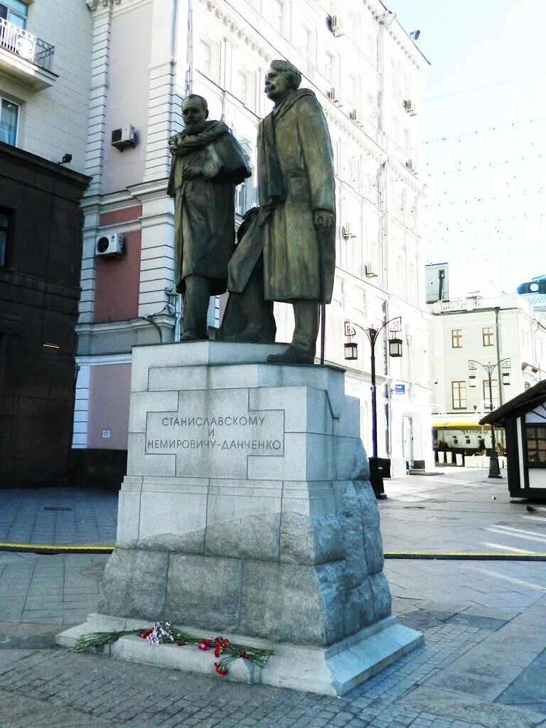 Памятник станиславскому и немировичу-данченко в камергерском. Памятник в камергерском переулке. Немирович данченко памятник в москве. Камергерский переулок москва памятники. Памятник в камергерском переулке.