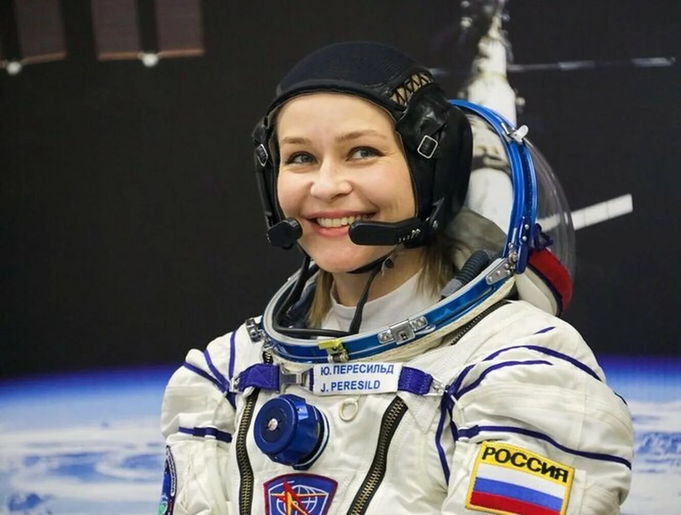 Оператор летавший в космос. Союз мс-19 юлия пересильд. космонавт актриса юлия пересильд. юлия пересильд в скафандре. юлия пересильд полет в космос.