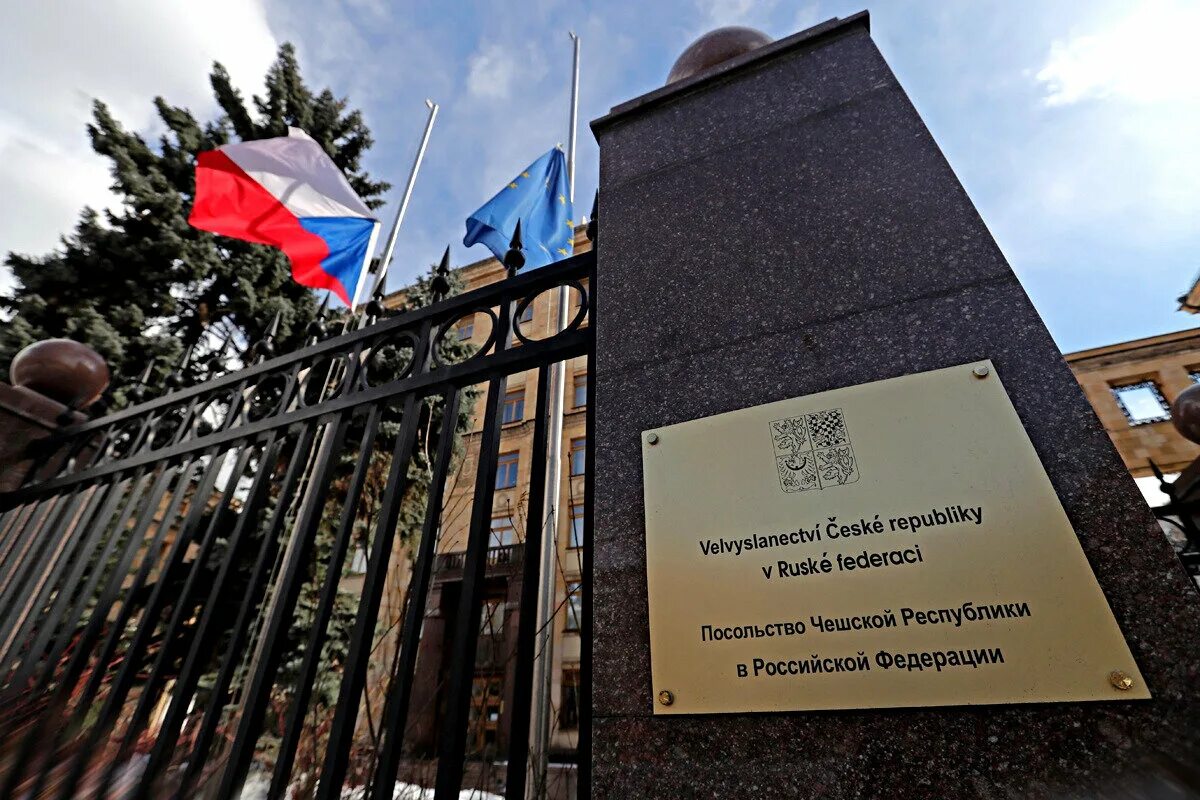 Посольство чехии. Генеральное консульство россии в чехии. чешское посольство в москве. здание посольства россии в чехии. посольство россии в чешской республике.