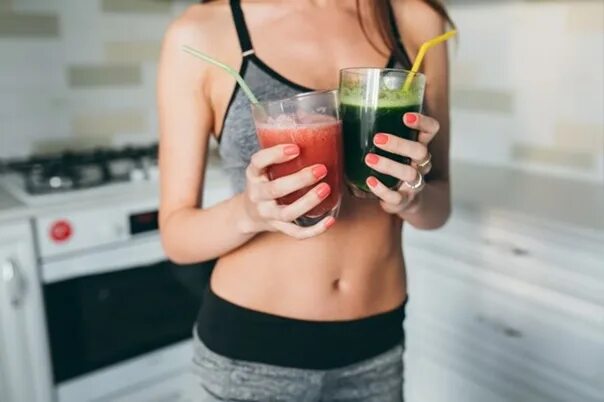 Девушка пьет коктейль. Фласка фото девушки. Девушка пьет воду на пляже. Три девушки выпивают. Девушка пьет.