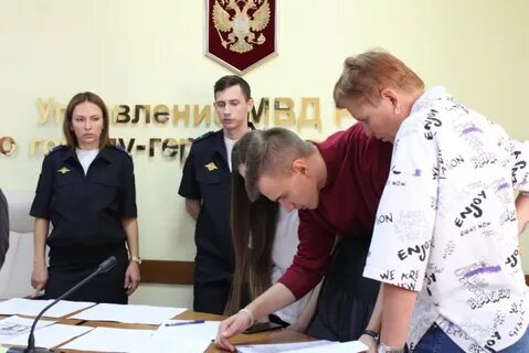 Следователь проводит