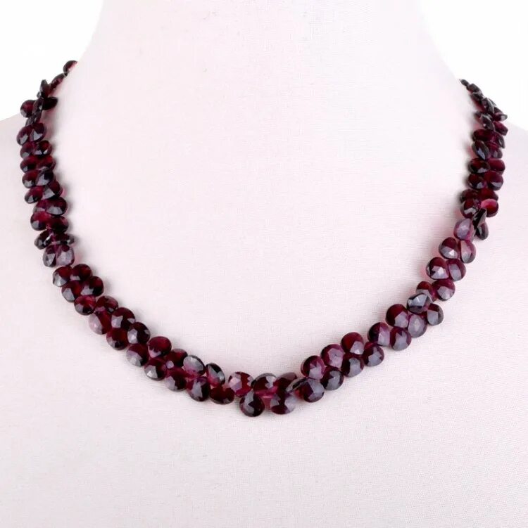 Гранатовые бусы ярославна 50см. Колье брианна гранатовая бисер. Колье гранат. Украшения из граната. Бусы из гранатовой крошки.