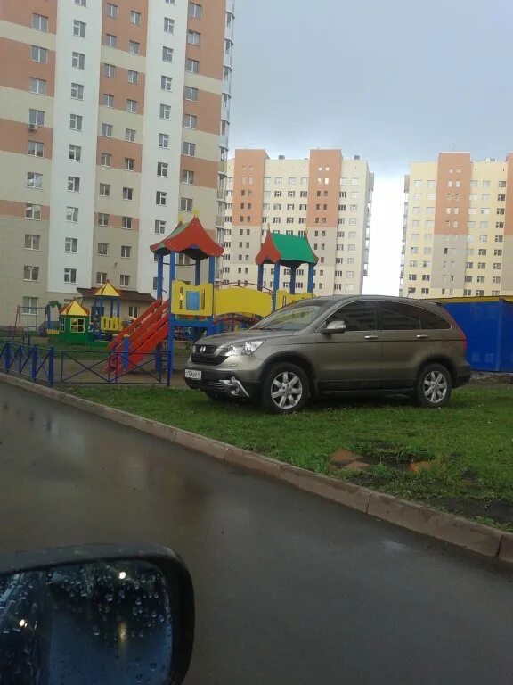 Тольятти пожаловаться. Разметка на дороге. Туман тольятти. Лед на дороге. Прорыв водопровода затопило дорогу.