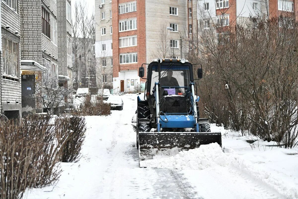 Уборка снега. Уборка двора от снега. Уборка снега в Ярославле. Уборка снега в городе. Клининговые ярославль