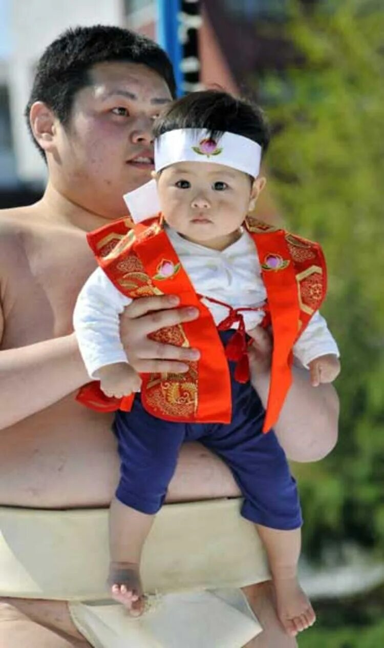 Фестиваль Наки сумо в Японии. Наки сумо: состязание плачущих малышей. Фестиваль Наки-сумо в Японии фото. Японские папы без цензуры