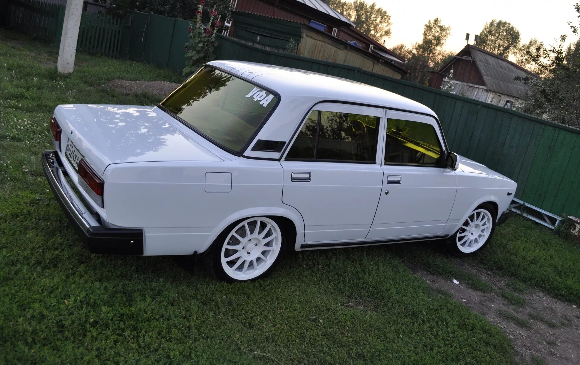 Ваз 2108 белая тюнинг. Ваз 2105 белая тюнинг. Ваз 2105 tuning. Айсберг ваз 2107. Ваз-2114 хэтчбек.