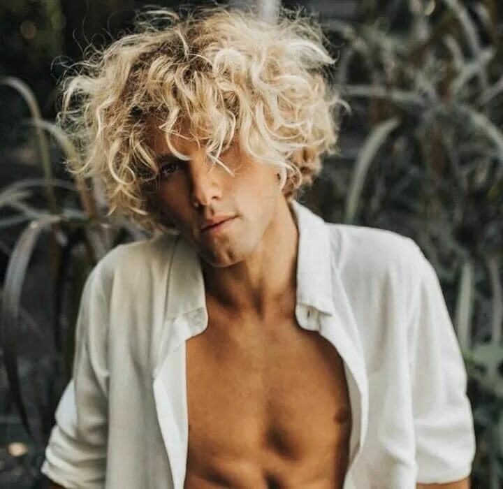 Прическа серфера. Стрижка серфера. блондин с прической серфера. surfer прическа. укладка серфера.