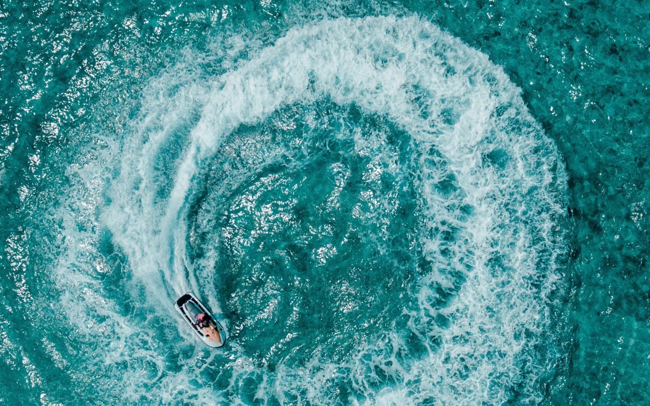 Вода вид сверху. Огромный водоворот в океане. Водоворот геншин. Водоворот мальстрём, норвегия. Реклама водоворот.