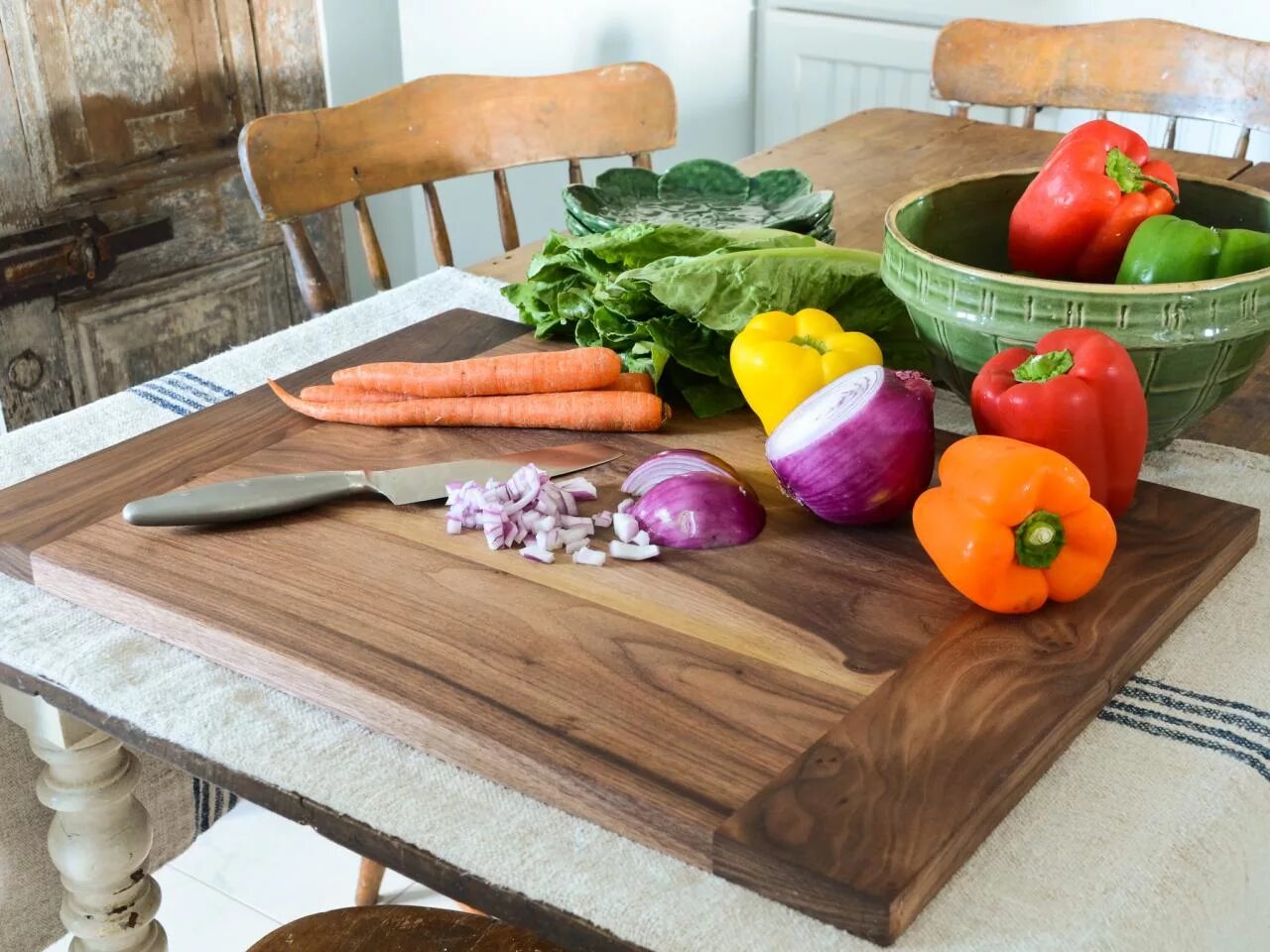Кухонный стол с овощами. Доска с овощами деревянная. Кухонная доска с овощами. Разделочная доска с овощами.