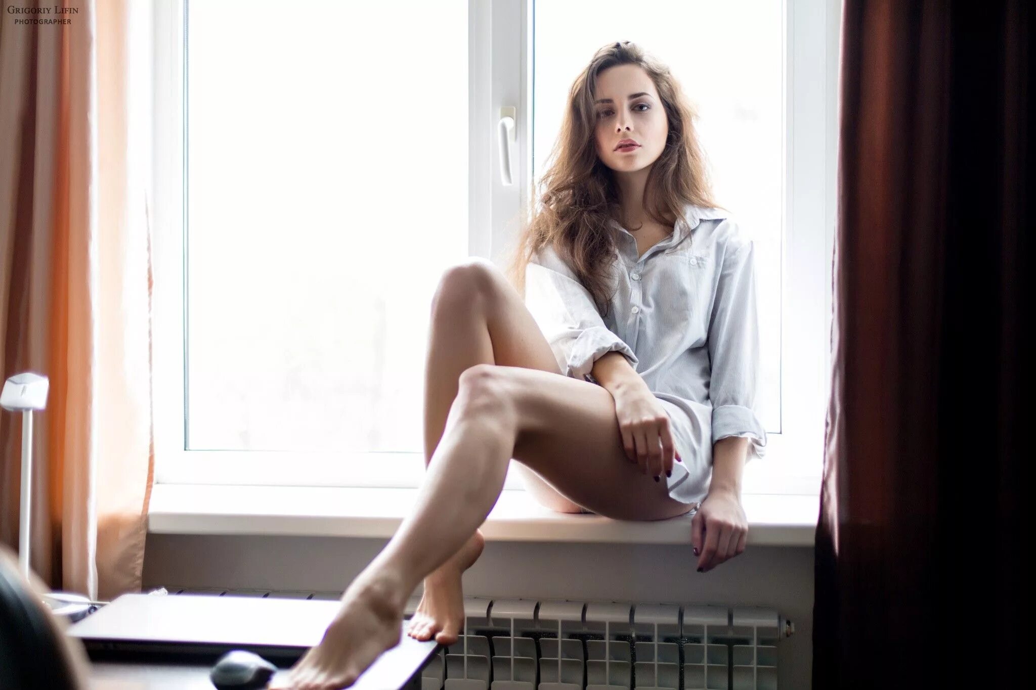 Девушка на подоконнике. Блондинка в рубашке. Svetlana prihojeva светлана прихожева. Bottomless lady. Ева доника.