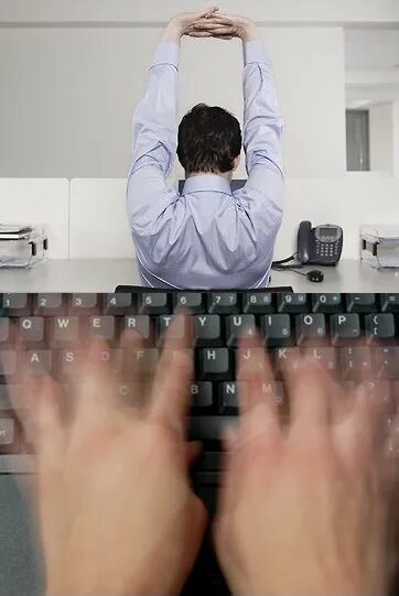 Dont read. Лицом по клавиатуре Мем. Замахивается мужчина клавиатурой. Мужчина за клавиатурой чб. Too much used Keyboard.