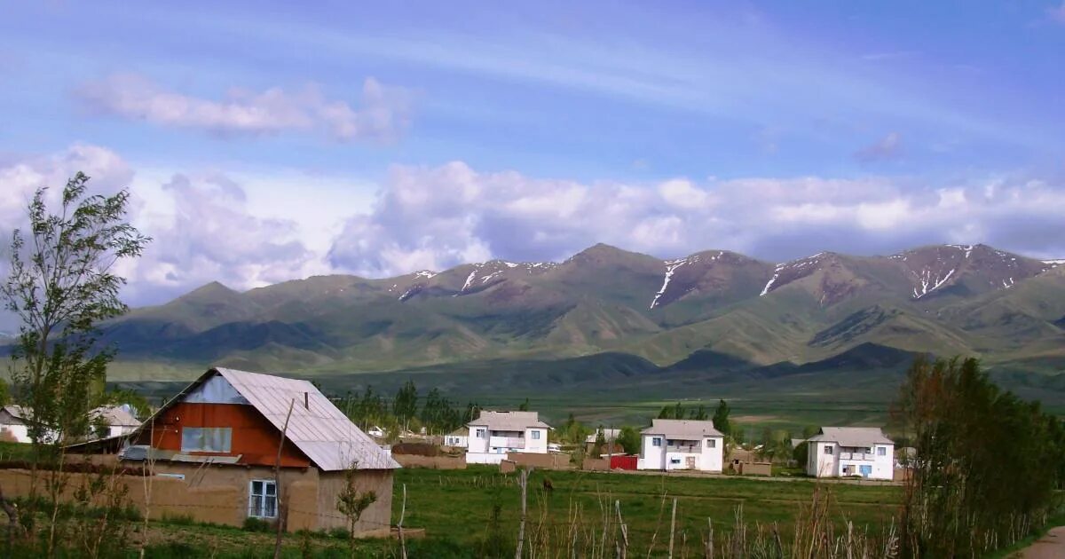 Области киргиз. Киргизия деревня. Кызарт. Красивые деревни Киргизии. Лето в Кыргызстане.