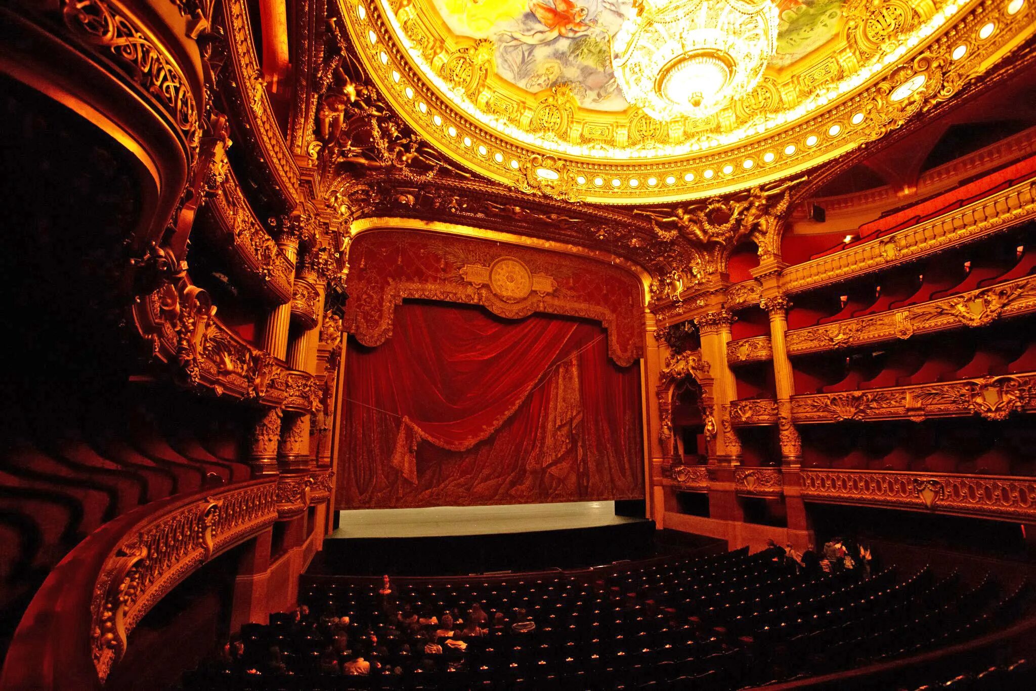 Опера какое искусство. Опера Гарнье, Париж, Франция. Опера Гарнье. Auditorium Palais Garnier. Занавес театра оперы Гарнье.