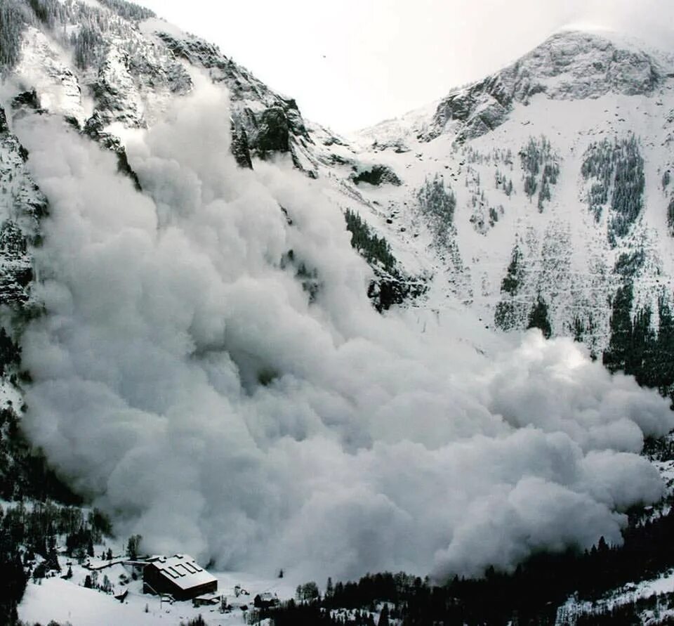 Снежные лавины районы. Avalanche. Сухие лавины. Снежная лавина. Стихийные бедствия лавина.