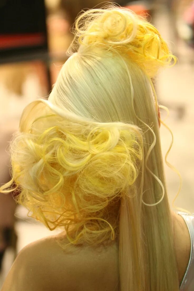 Парик кудрявый карнавальный. Вьющиеся волосы от природы. Кучерявые желтые волосы. Парик. Стрижки на вьющиеся пушистые волосы.