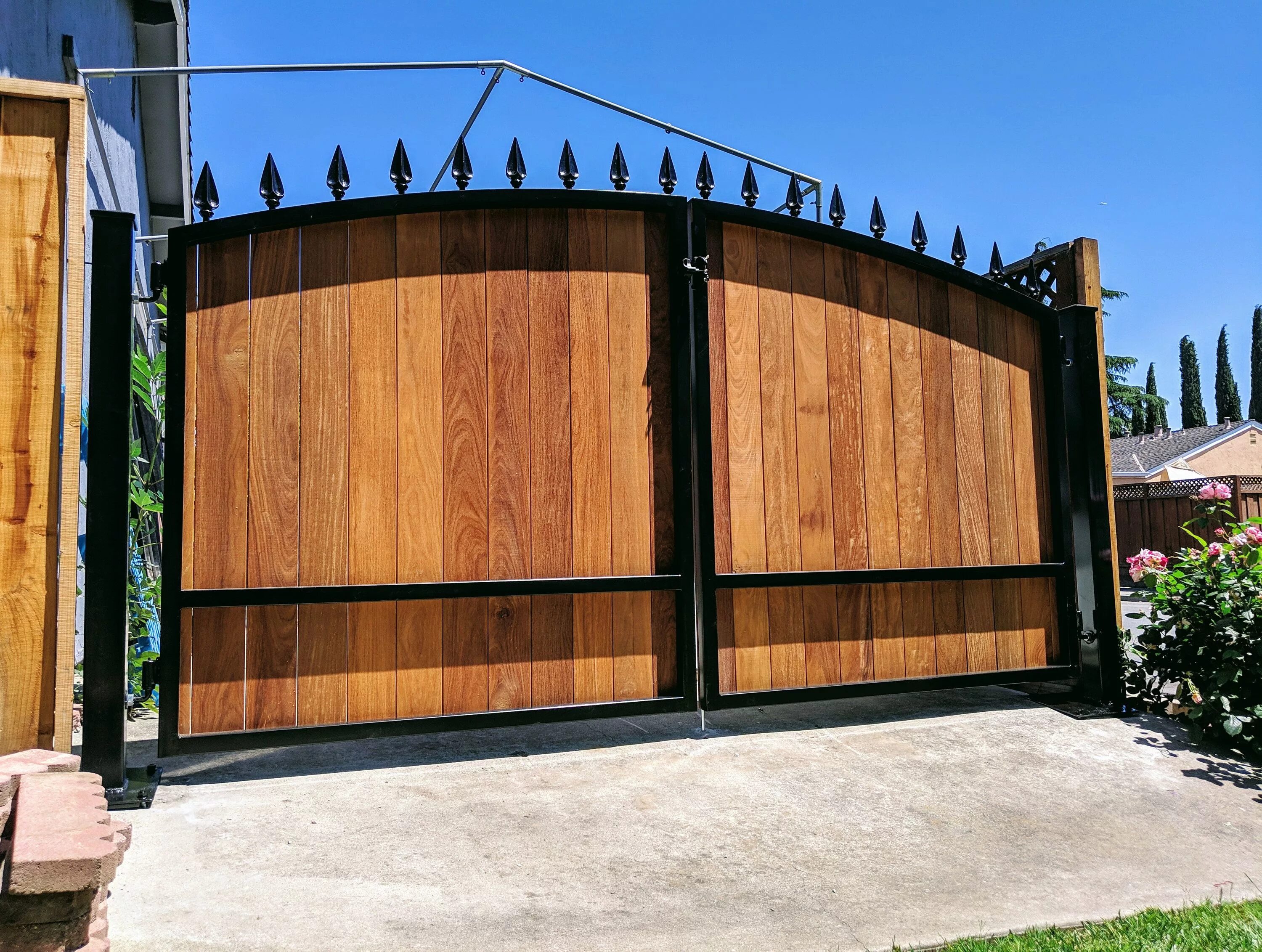 Забор с калиткой. Металлодеревянные ворота. Ворота Отделанные деревом. Стильные деревянные ворота. Деревянные ворота с калиткой.