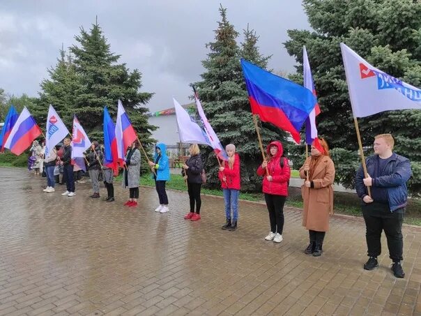 Какие праздники в сентябре в лнр. 12 мая праздник лнр. фото митинг в краснодоне 2014 год. присоединения днр праздник в брянске. праздничные гуляния по случаю присоединения лнр днр херсона.