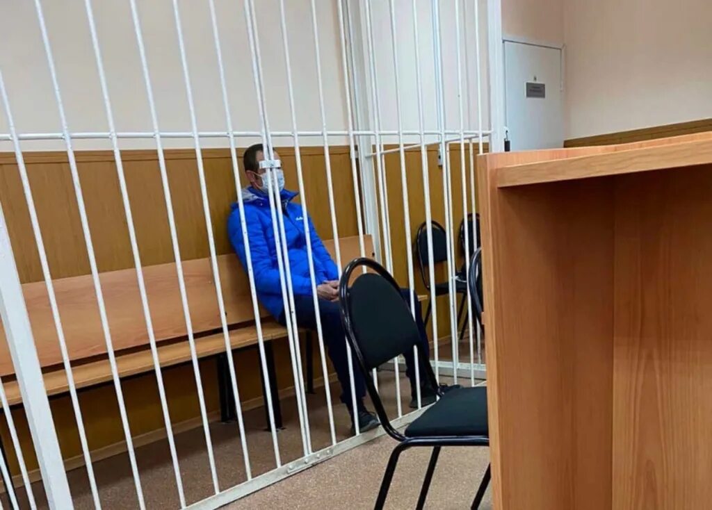 Суд виновен. Свидетель в судебном заседании. Допрос в суде. Потерпевшего осудили. Осужденный и адвокат.