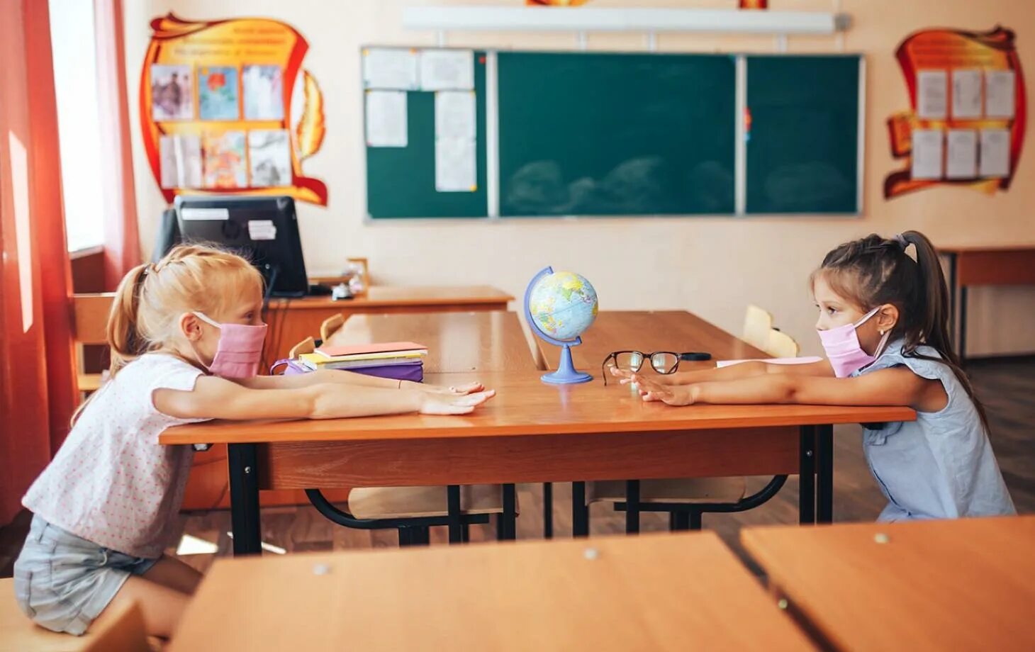 Под школьными партами. Красивая девушка за партой. Юбки под партой. Под школьными партами. Ученик под партой.