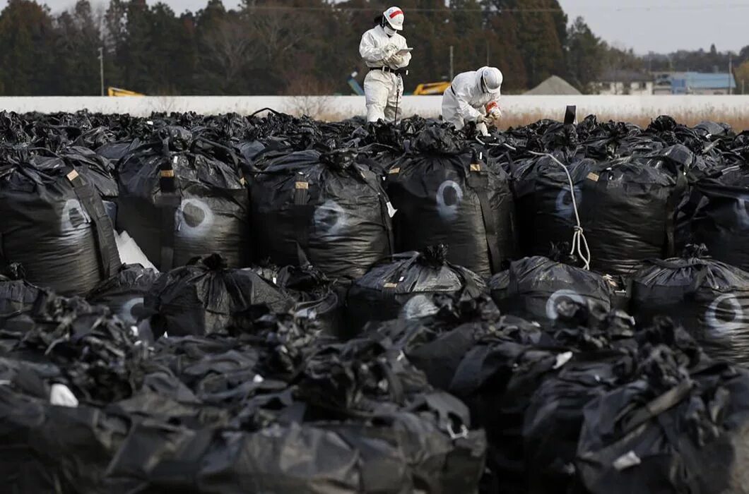 Фукусима сколько погибших. Зона отчуждения АЭС Фукусима-1. Радиоактивная зона в Японии. Фукусима отходы. Зона отчуждения на Фукусиме.
