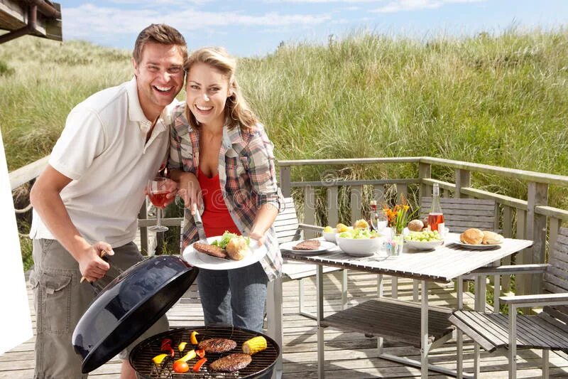 Женщины поджаривают мужчину. Люди жарят маршмеллоу на костре. Красивое занятие любовью. Мужчина и женщина на даче. Радостные моменты в жизни.