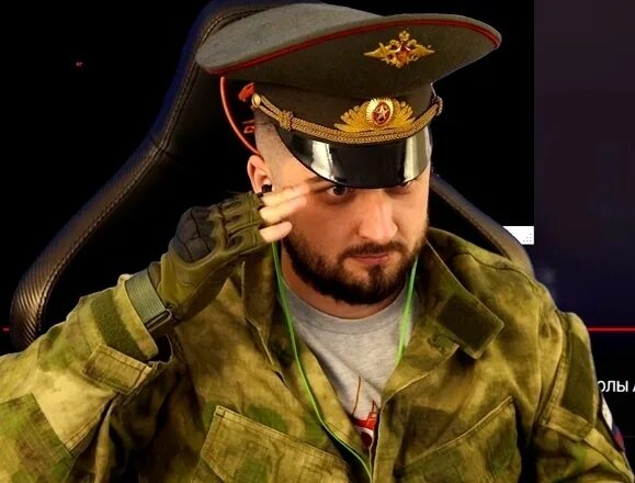 F play. Леша Хард плей. Хард плей в фуражке. Хард плей в военной форме. Хард плей отдаёт честь.