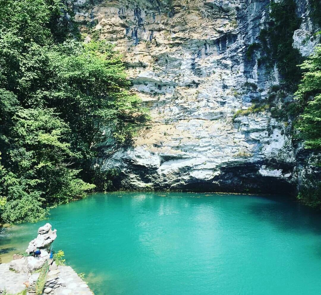 Абхазия стоит ли ехать в 2024. Голубое озеро Абхазия. Дикая Абхазия. Дикая природа Абхазии. Абхазия Дикие места для отдыха.