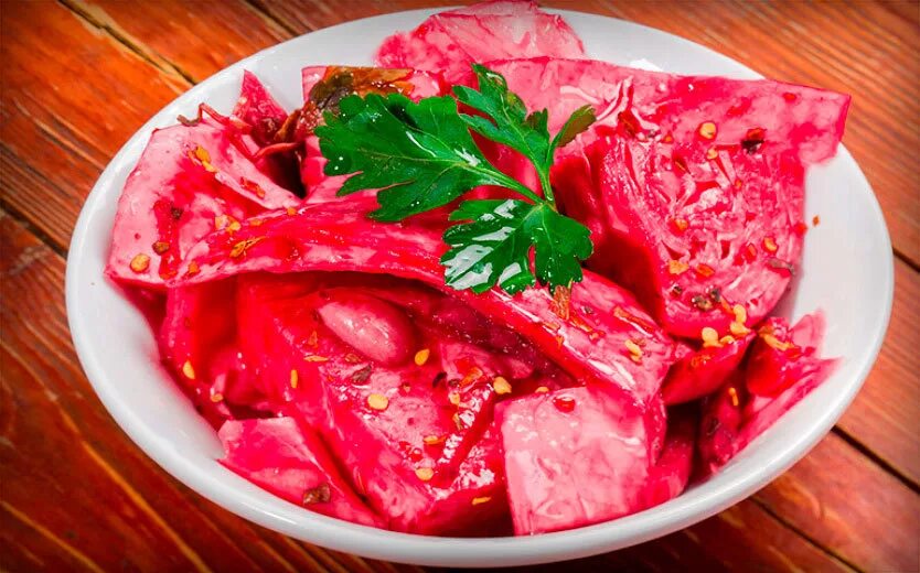 Капуста по грузински со свеклой крупными кусками. Капуста по-грузински. капуста по-грузински со свеклой. капуста гурийская грузинская. квашеная грузинская капуста.