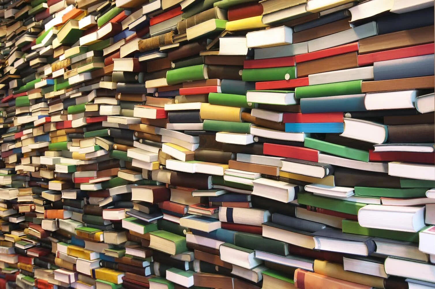 Отыщите место со множеством книг. Много книг. Много книжек. Большая куча книг. Много книг картинки.