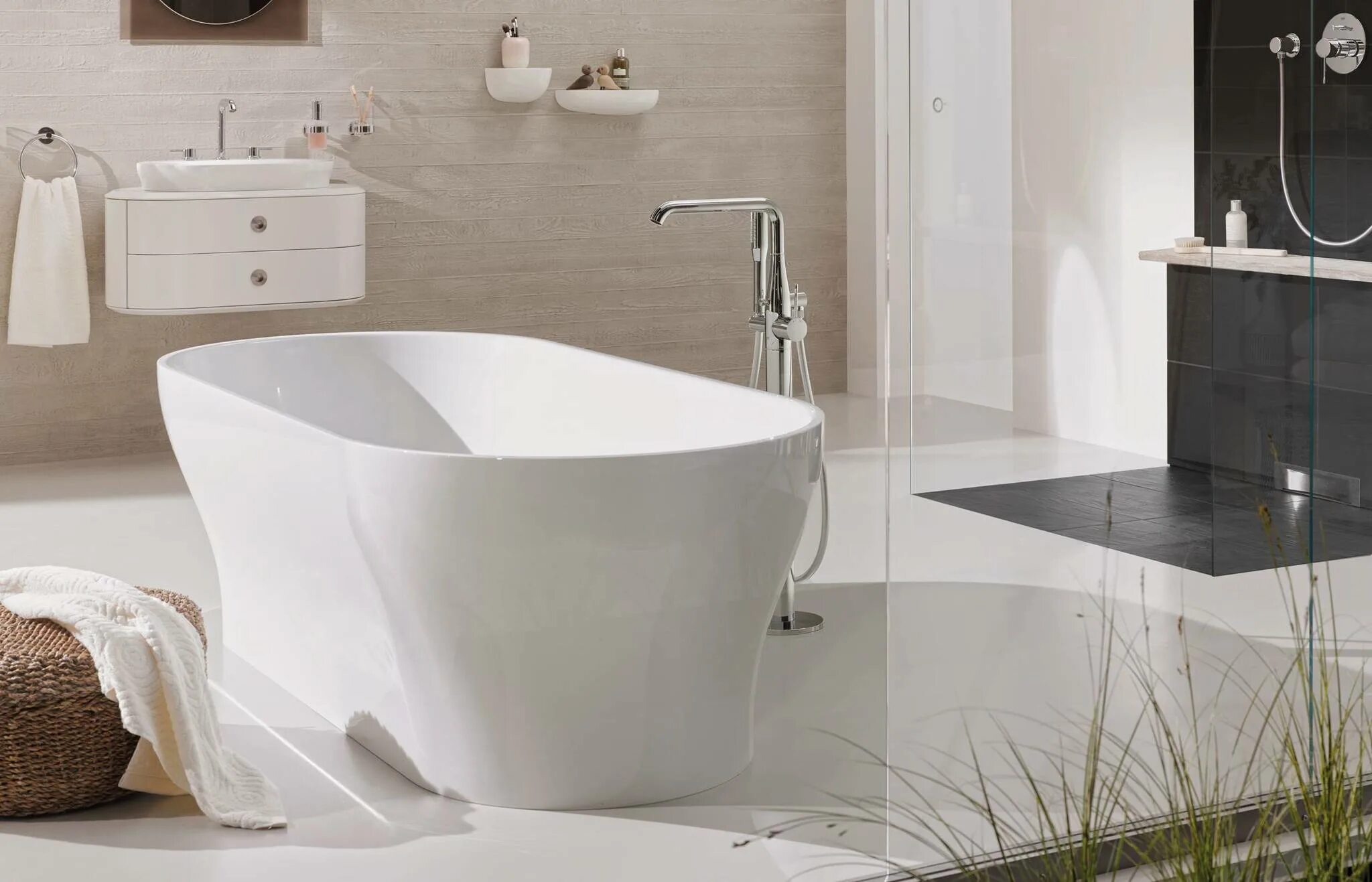 Смеситель для ванны Grohe Essence 23491001. 23491001 Grohe. Grohe Essence для ванны. Отдельностоящая ванна Grohe Essence. Купить сантехнику гроя