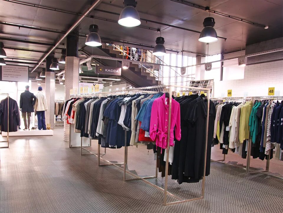 вещевой бизнес. небольшой магазин одежды. мужской отдел одежды. интерьер магазина одежды. торговое оборудование для женской одежды.