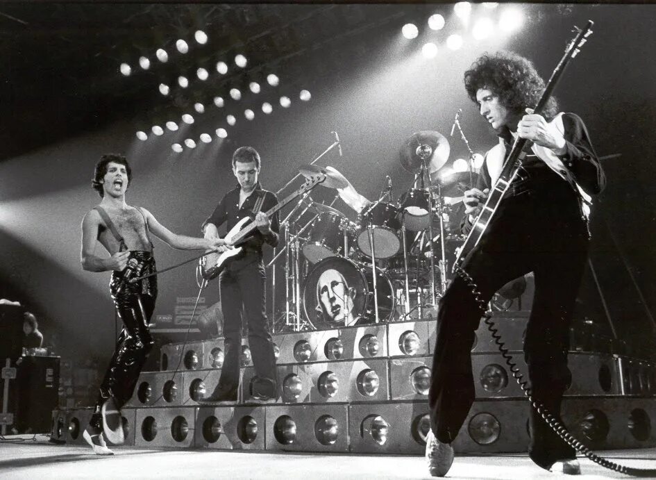 Группы 80 концерты. Queen концерт 1978. Группа Queen 1975. Концерт Queen 1975. Концерт группы Квин.