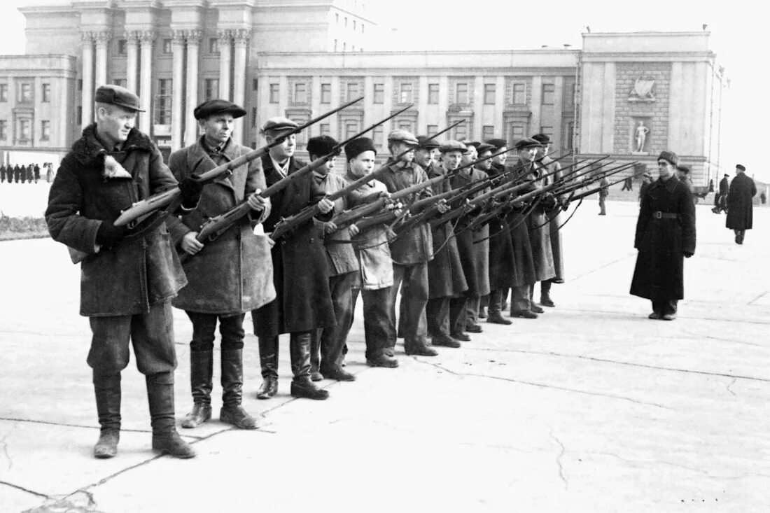 Куйбышев парад 7 ноября 1941 года. Куйбышев запасная столица. Куйбышев время. Школьники 1941. Запасная столица 1941 куйбышев.