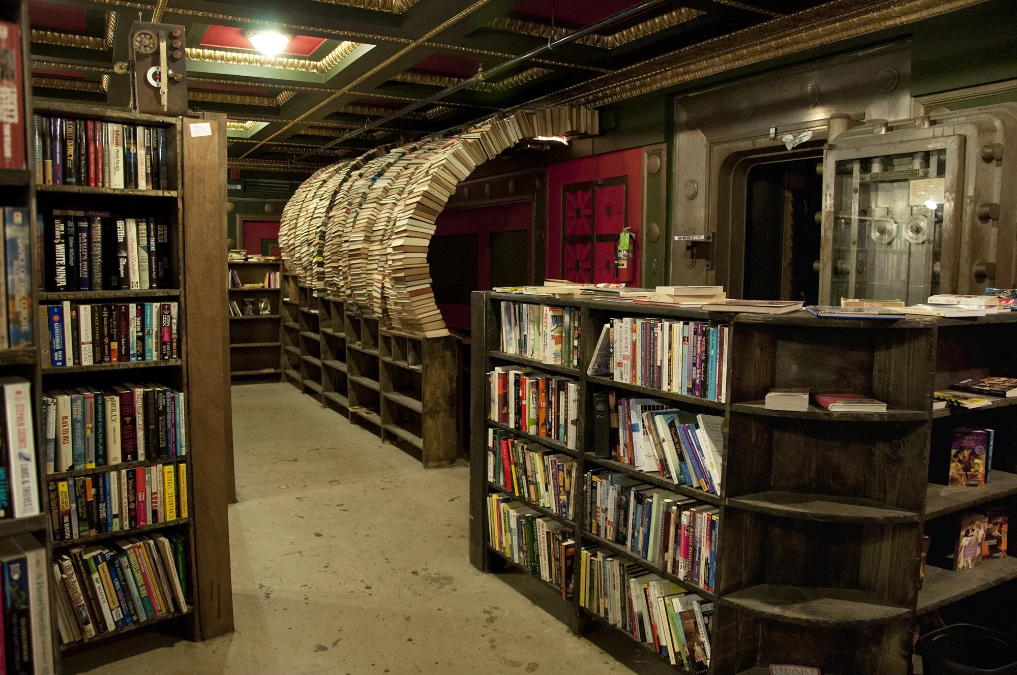 Книжная лавка. Небольшой книжный магазинчик. Книжные магазины в европе. Торговое оборудование для книжного магазина. Barter books, алник, великобритания.