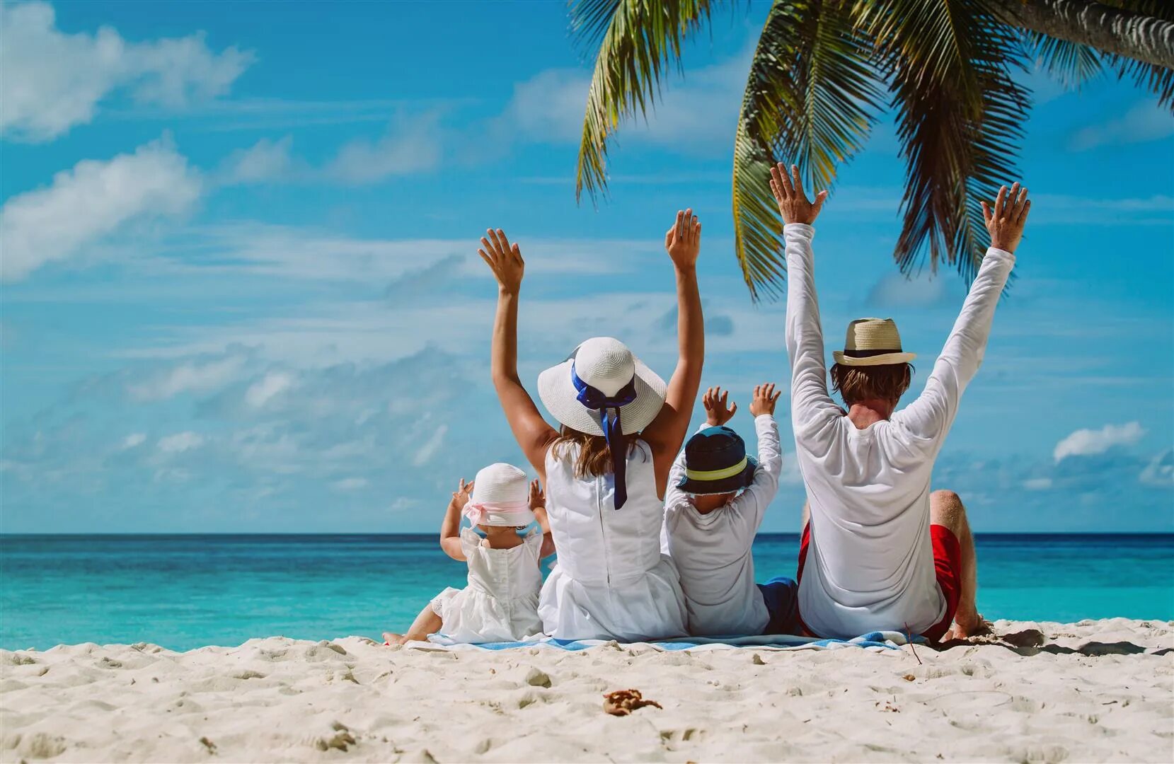 Holiday фото. Путешествие с семьей. Семья на море. Счастливая семья на море. Поездка на море.