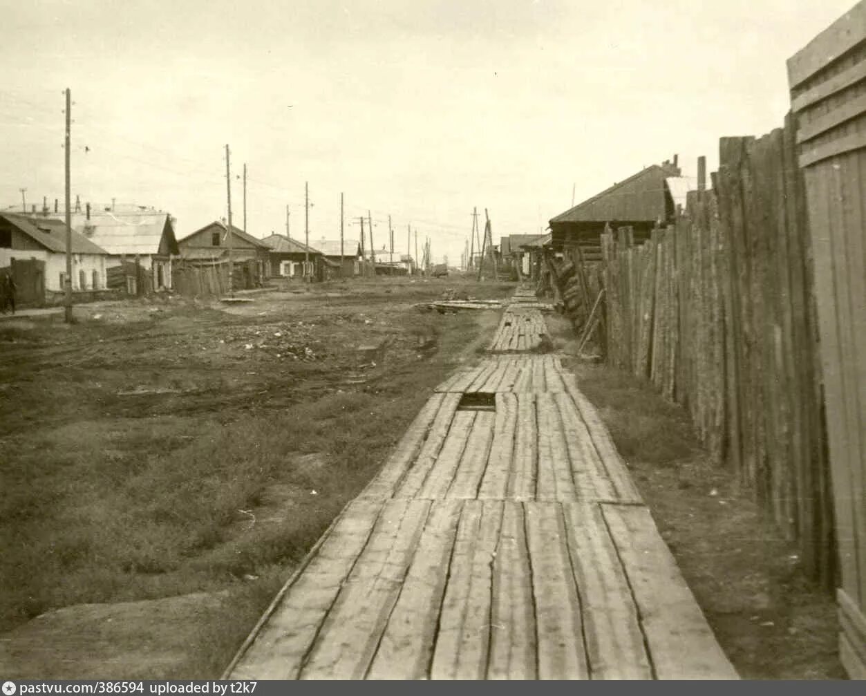 Старый поселок северный свао москва. Сибирь бараки 1960. Якутск 1940. Саратов первомайский поселок. Старый поселок.