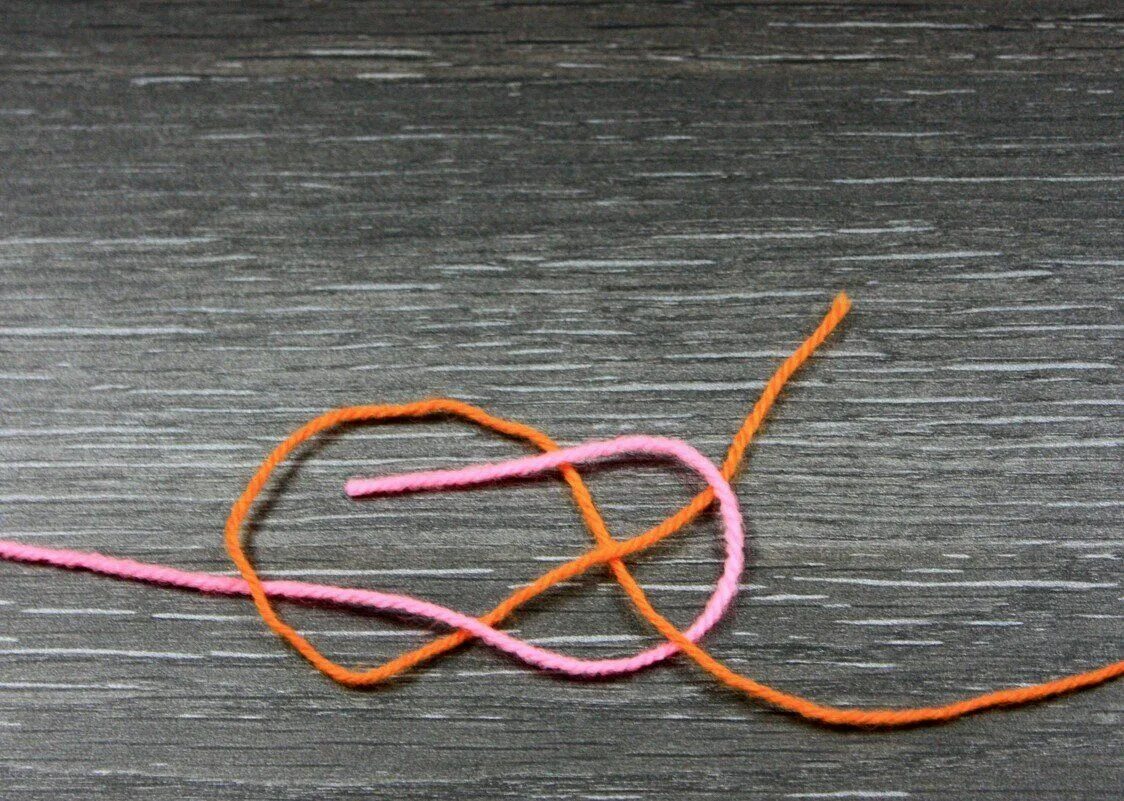 Спрятать нитки. Ткацкий узел. Прочный узел для нитки. Узлы для связывания двух ниток. Ткацкий узел при вязании.