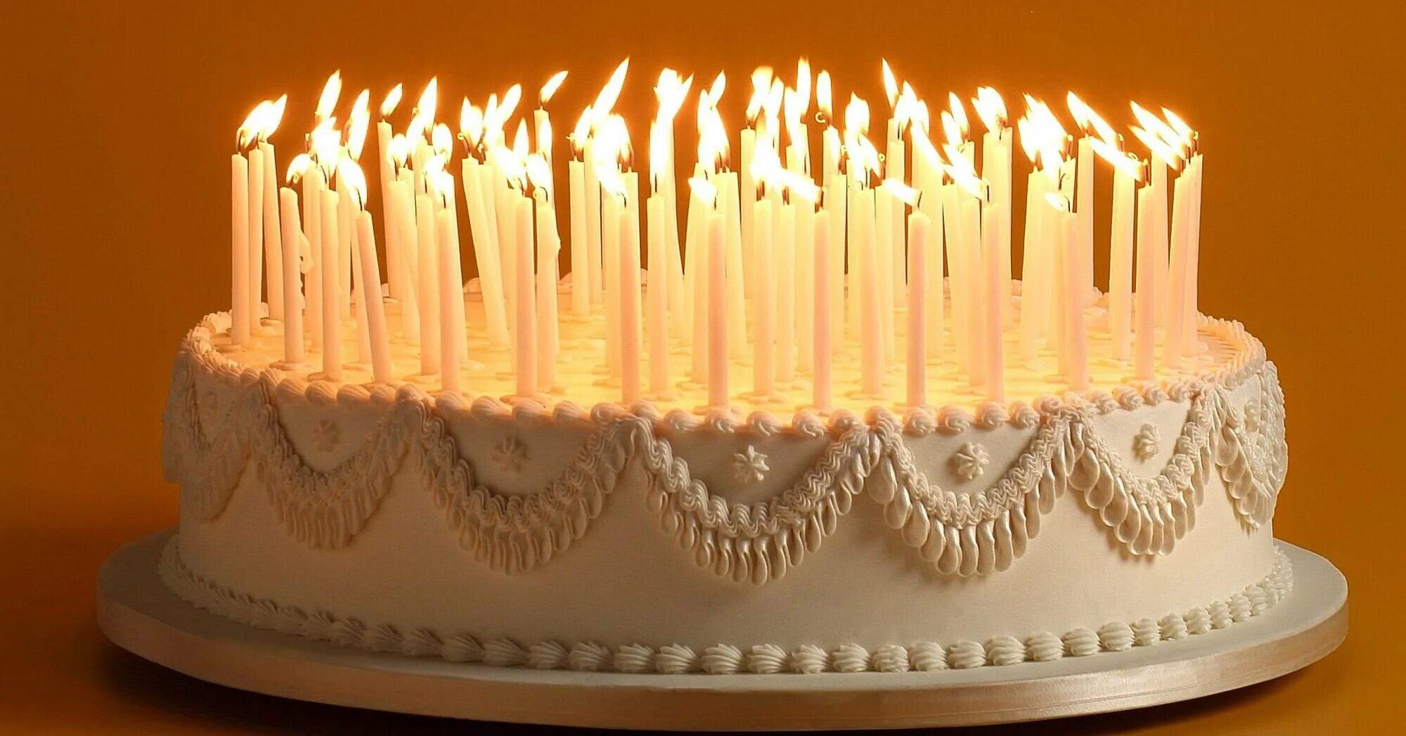 стильный торт со свечами. сколько свечек на торт. торт с горящими свечами. тортик со свечами. сколько свечек на торт.