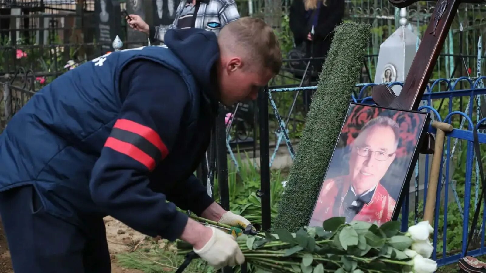 Могила Вячеслава Зайцева на Жегаловском кладбище. Похороны Вячеслава Зайцева модельера. Могила Зайцева Вячеслава модельера. Похороны Зайцева похороны Вячеслава.