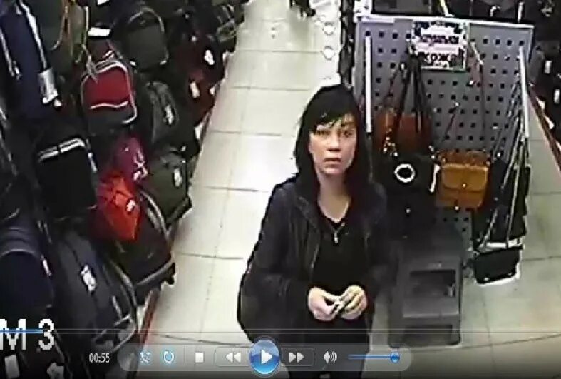 Съемка в магазине камеры. Воровство в магазинах в пятерочка. Девушки воровки в магазинах. Кража в дикси. Девушки воровки в магазинах.