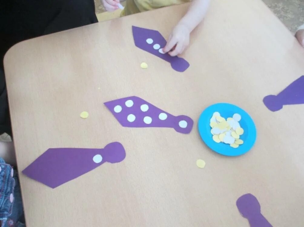 Поделки на 23 февраля. Подарок папе на 23 младшая группа. Поделка для пап на 23 февраля в начальной школе. Поделка самолет. Подарок папе на 23 младшая группа.