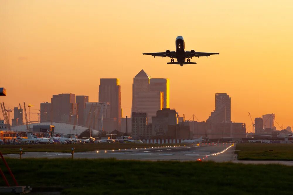 Аэропорт London City. Лондонский городской аэропорт. Аэропорт Лондон Сити фото. Восход в Лондоне.