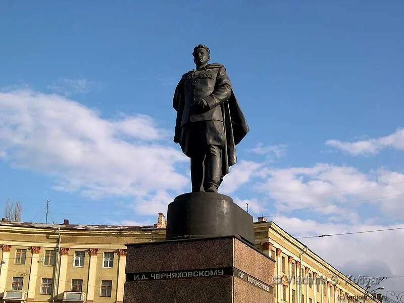 Памятник генералу черняховскому в воронеже. Д. Памятник генералу и. Генерала черняховского воронеж. Генерала черняховского воронеж.