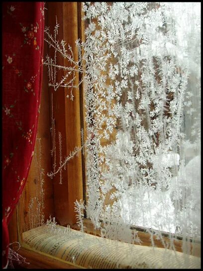 Услышав слово стекло вы наверняка представляете окно. Узоры на окнах от Мороза. Морозные узоры на окне в деревне. Деревенское окно в морозных узорах. Мороз... Узоры на окне в избе.