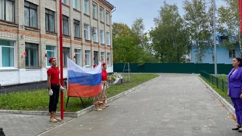 Телеканалы благовещенска амурской области. Подъем флага в школе. Поднятие флага в школах России. Поднятие флага около школы. Знамя школы.